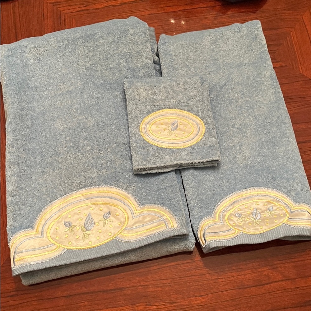 Vintage 1978 Avanti Soft Blue Towel set